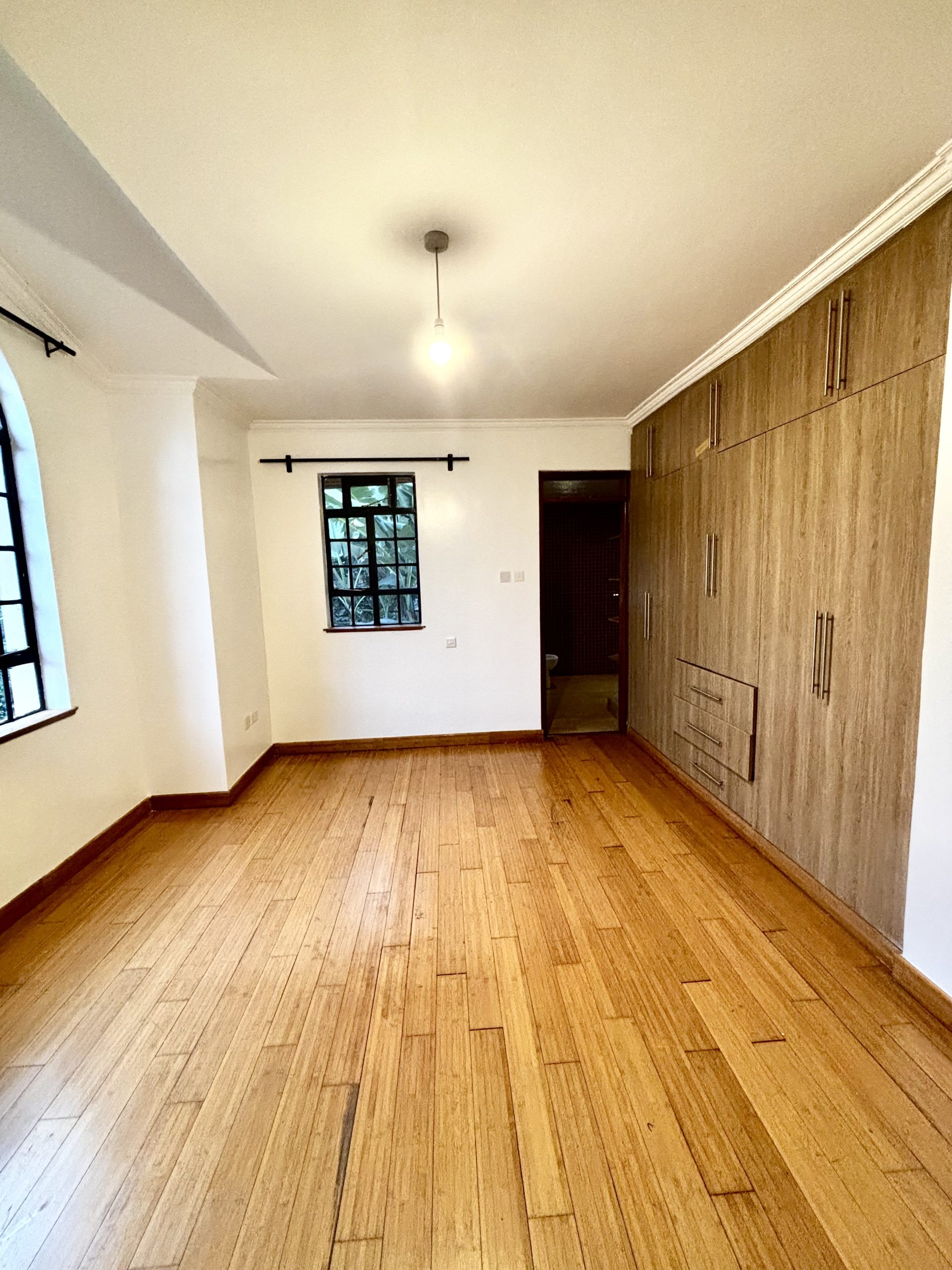 Four bedroom double storey house that is finished to a high standard in this secure development of 14