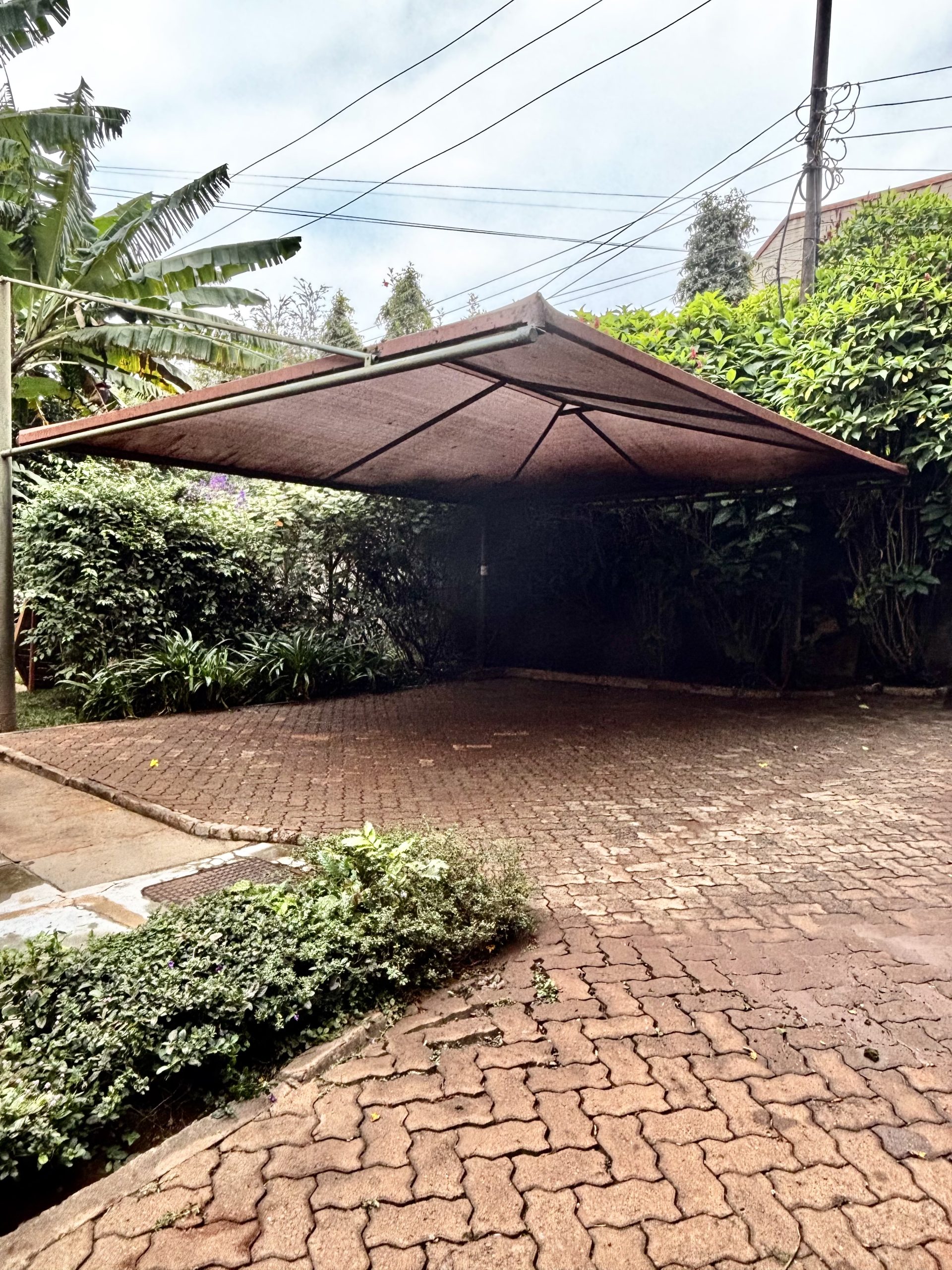Four bedroom double storey house that is finished to a high standard in this secure development of 14