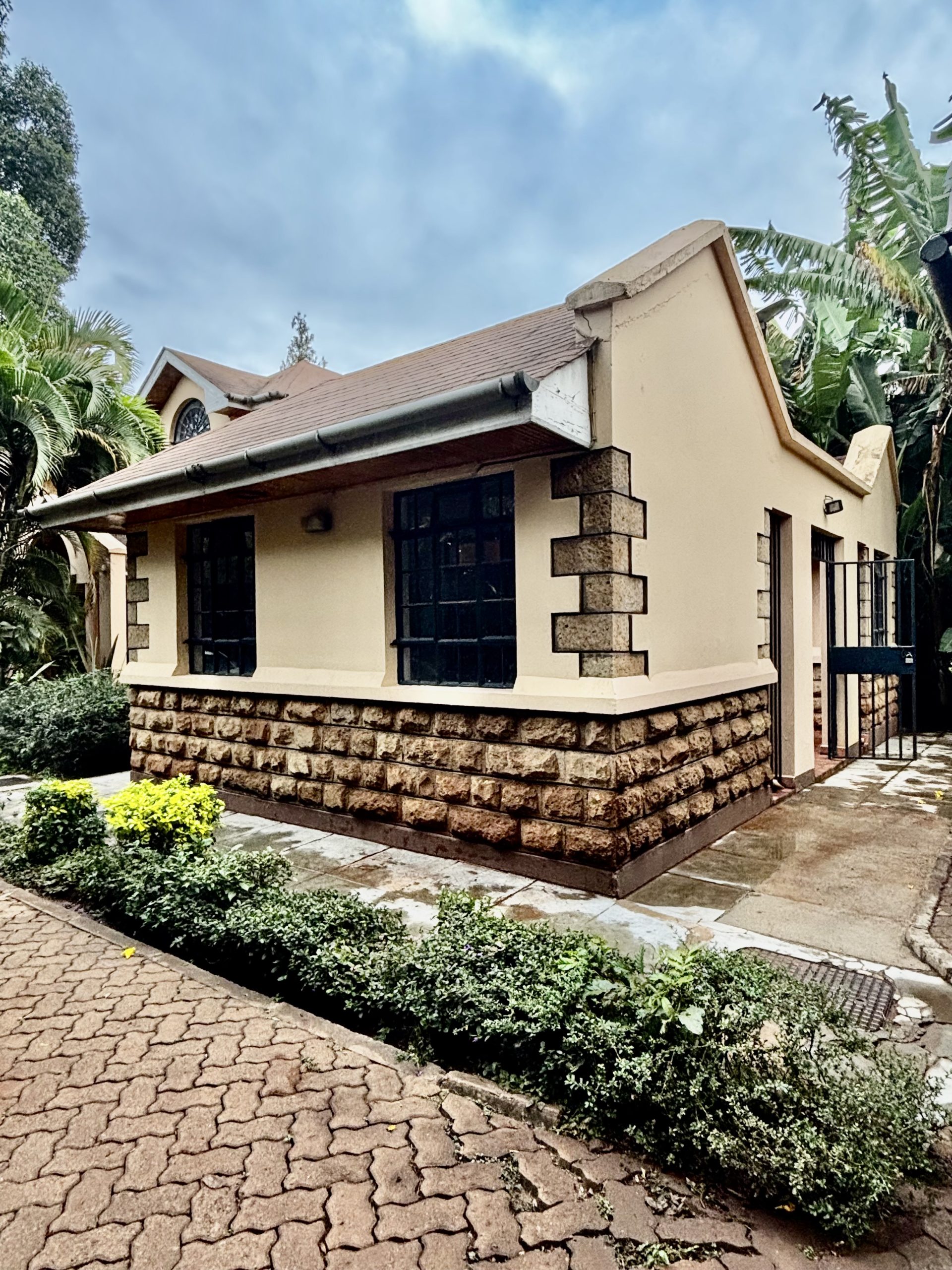 Four bedroom double storey house that is finished to a high standard in this secure development of 14