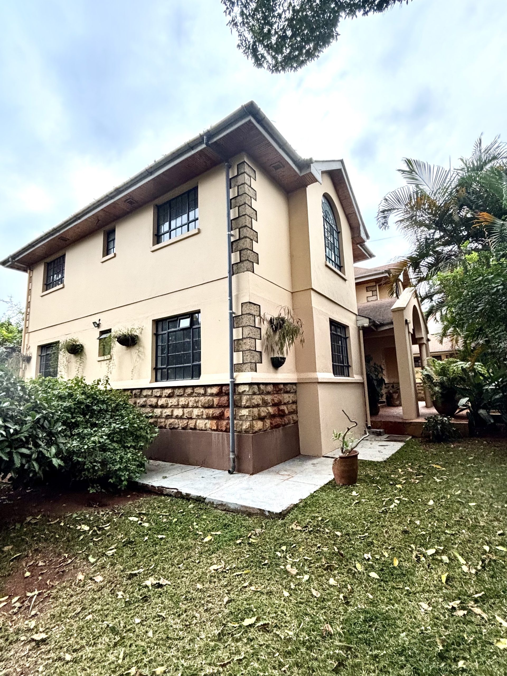 Four bedroom double storey house that is finished to a high standard in this secure development of 14