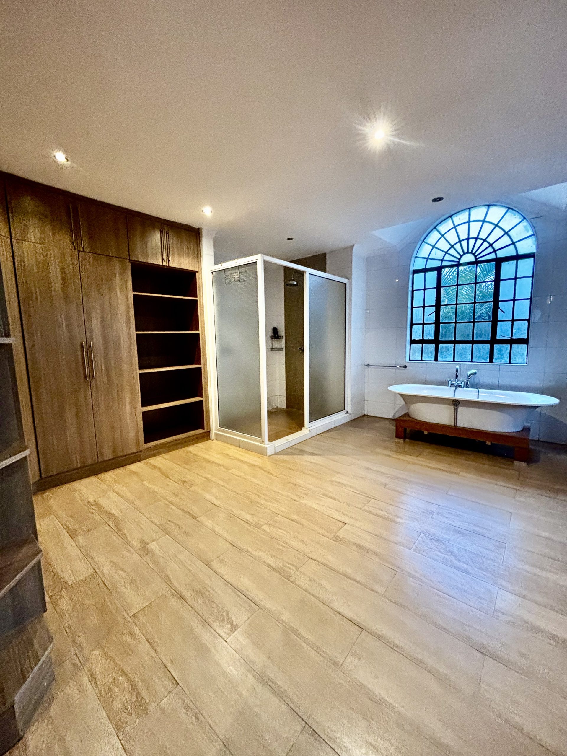 Four bedroom double storey house that is finished to a high standard in this secure development of 14
