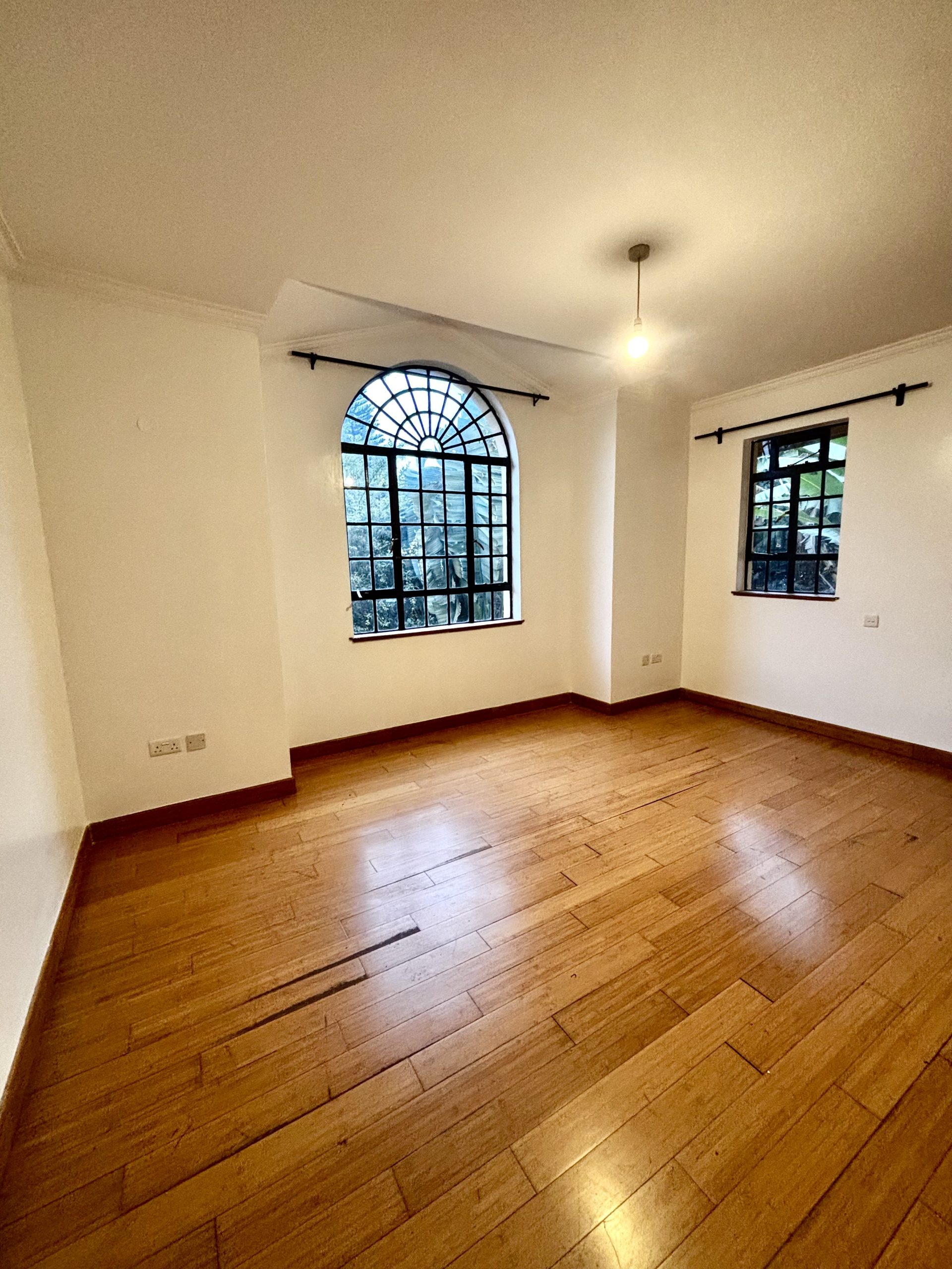 Four bedroom double storey house that is finished to a high standard in this secure development of 14