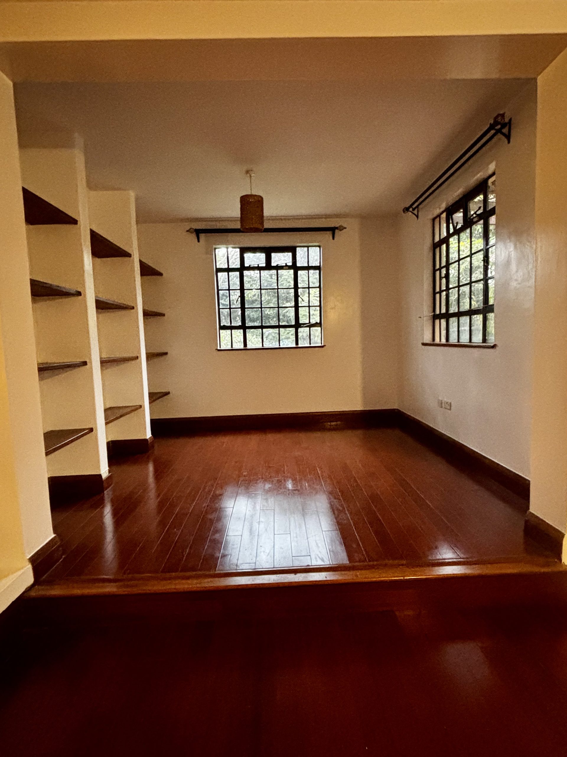 Four bedroom double storey house that is finished to a high standard in this secure development of 14