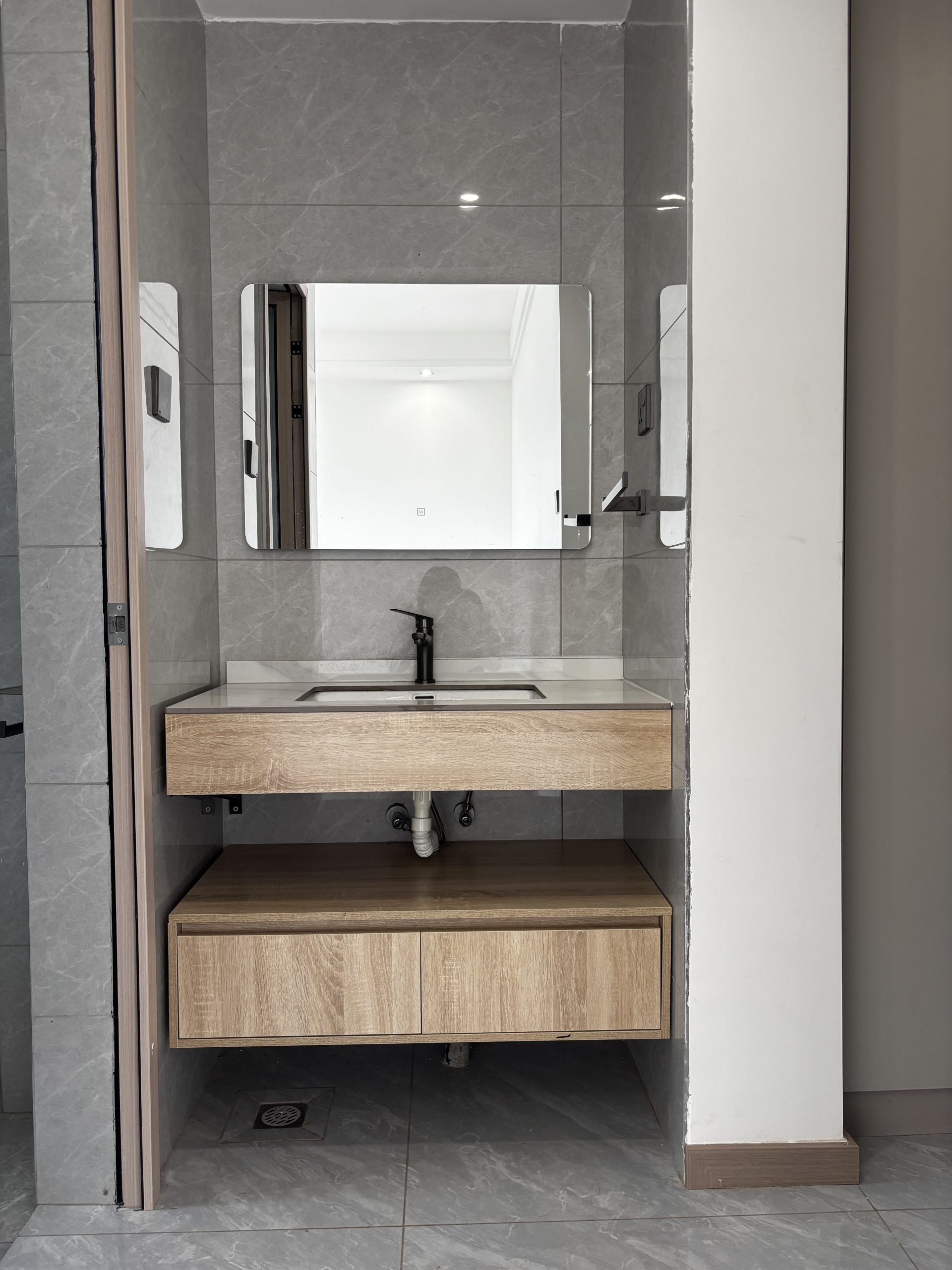 A unique and spacious APARTMENT finished to high standards in a secure development. For Sale